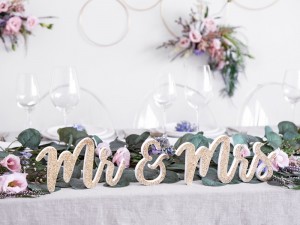  Dřevěný nápis Mr & Mrs bílý se zlatými třpytkami 50 x 10 cm | Rozvoz květin Plzeň